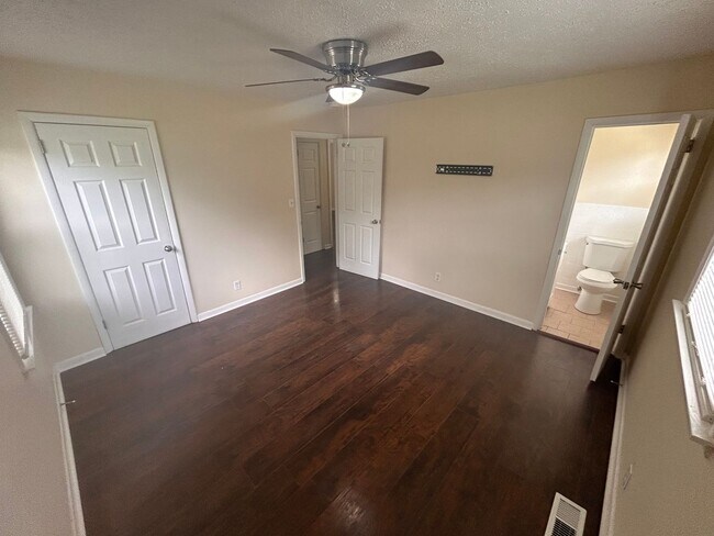 Building Photo - Beautiful 3 BED- 2BA with bonus room fenced in yard