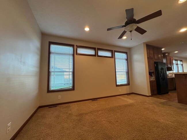 Building Photo - 3 Bedroom, 2.5 Bathroom Townhome