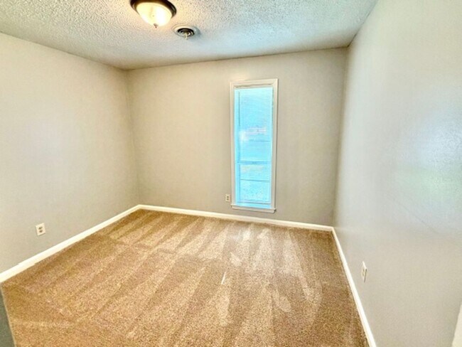 Building Photo - SantaValleySt2990