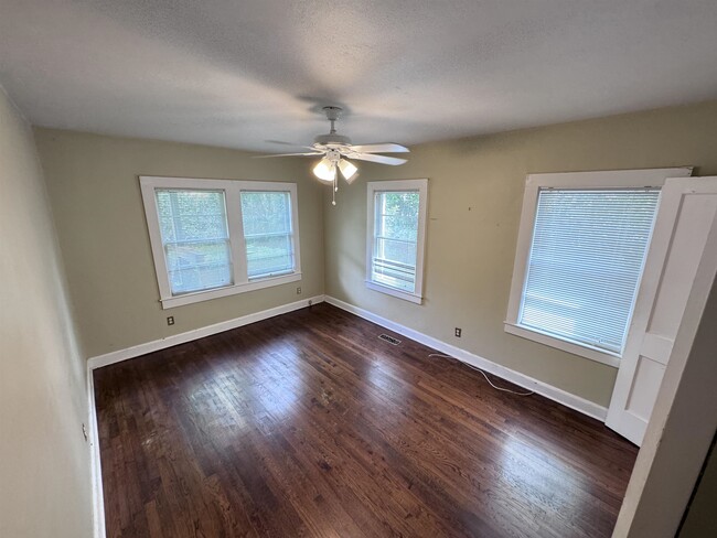Building Photo - 819 N Forest Dr
