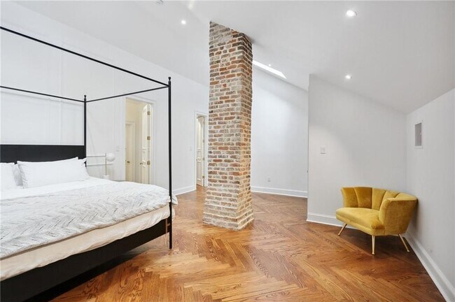 Building Photo - 810 Bourbon St