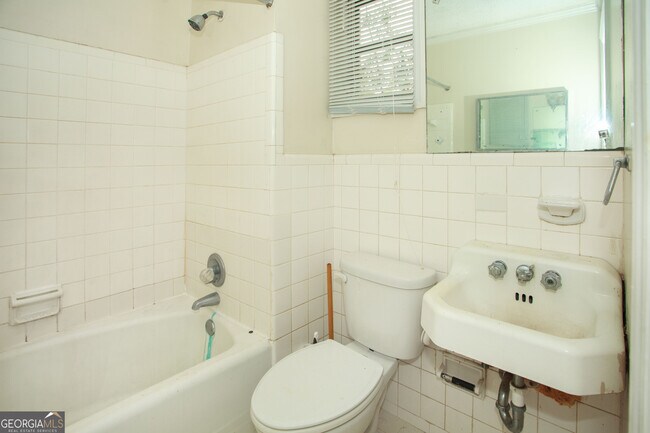 Building Photo - 2143 Ingleside Ave