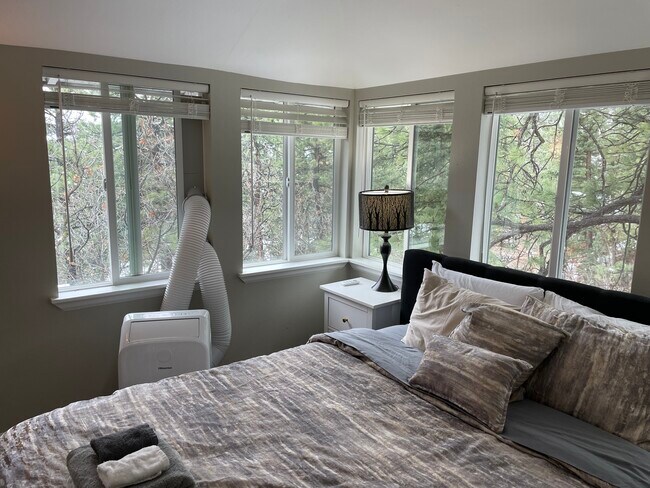 Large bedroom - 8255 Oak St