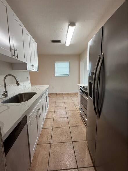 Building Photo - 641 N 70th Ave