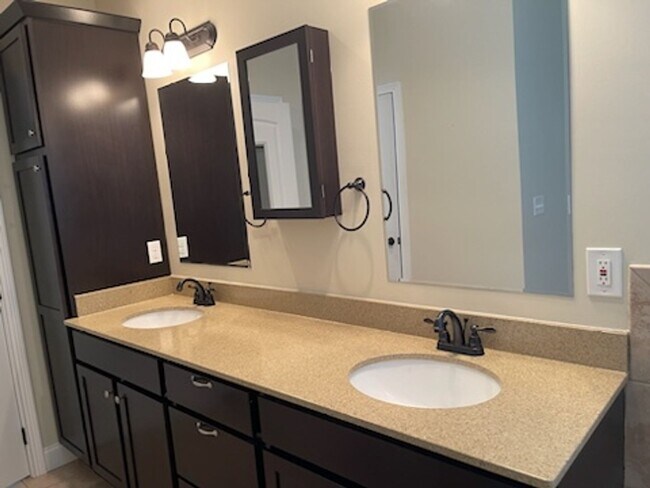 Building Photo - Get Ready to MOVE IN !!!!!!