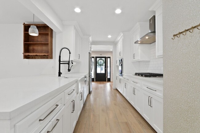 Building Photo - 3 bed 2 bath remodeled home features rustic charm blended with contemporary elegance