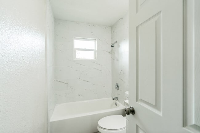 Building Photo - 224 Singleton Ave