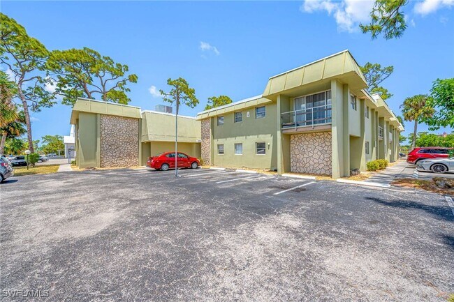 Building Photo - 1852 Golf View Ave