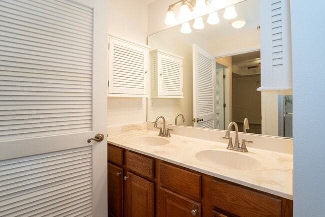 Building Photo - Belle Haven 2-Bedroom Condo with Pond View and Garage