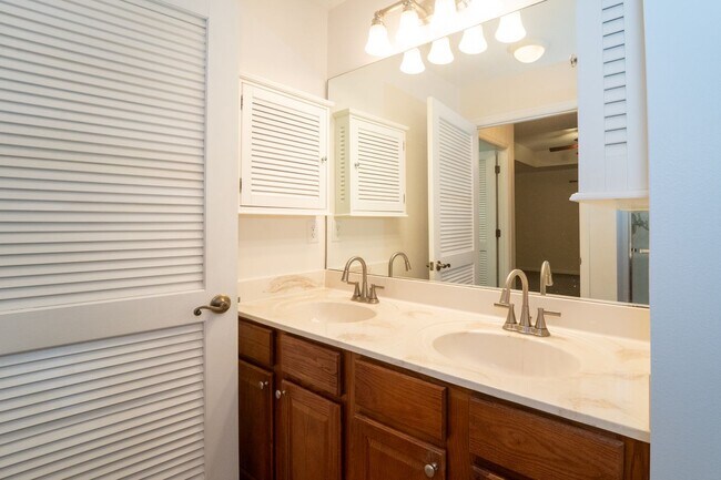 Building Photo - Belle Haven 2-Bedroom Condo with Pond View...