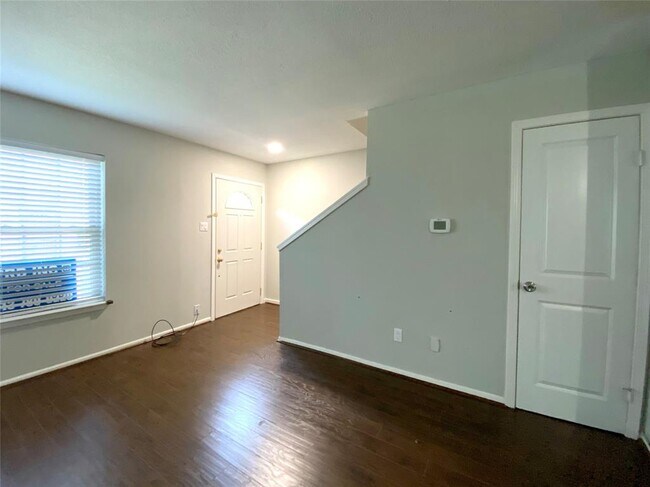 Building Photo - 515 Tallowood Rd