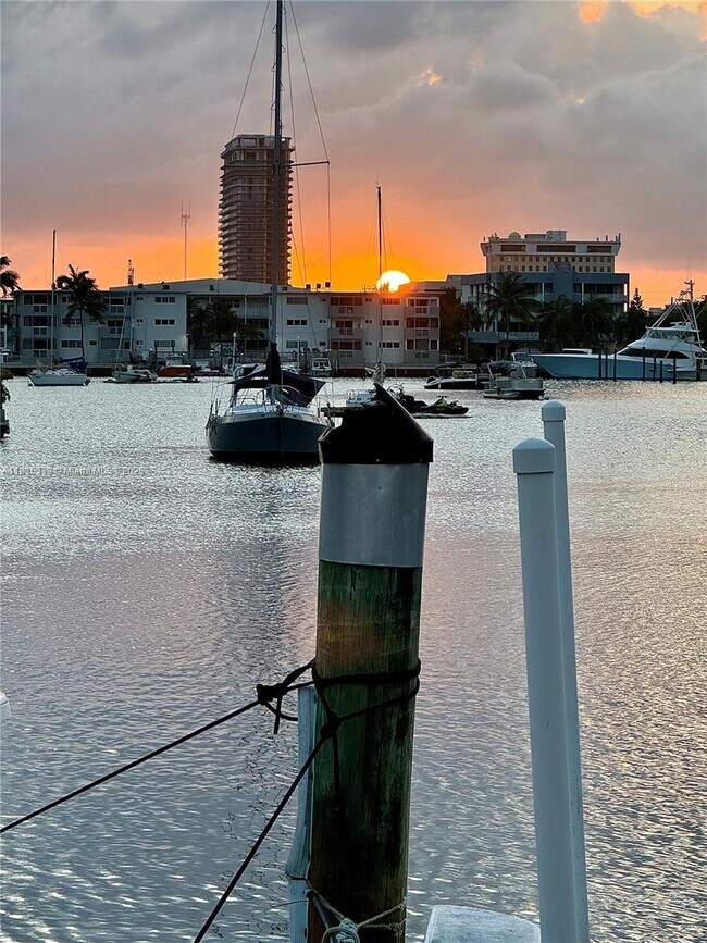 Building Photo - 100 Golden Isles Dr