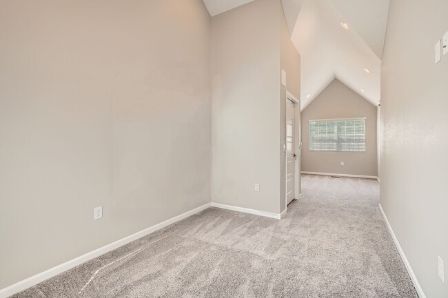Building Photo - Accessible Townhome near Edgewater!
