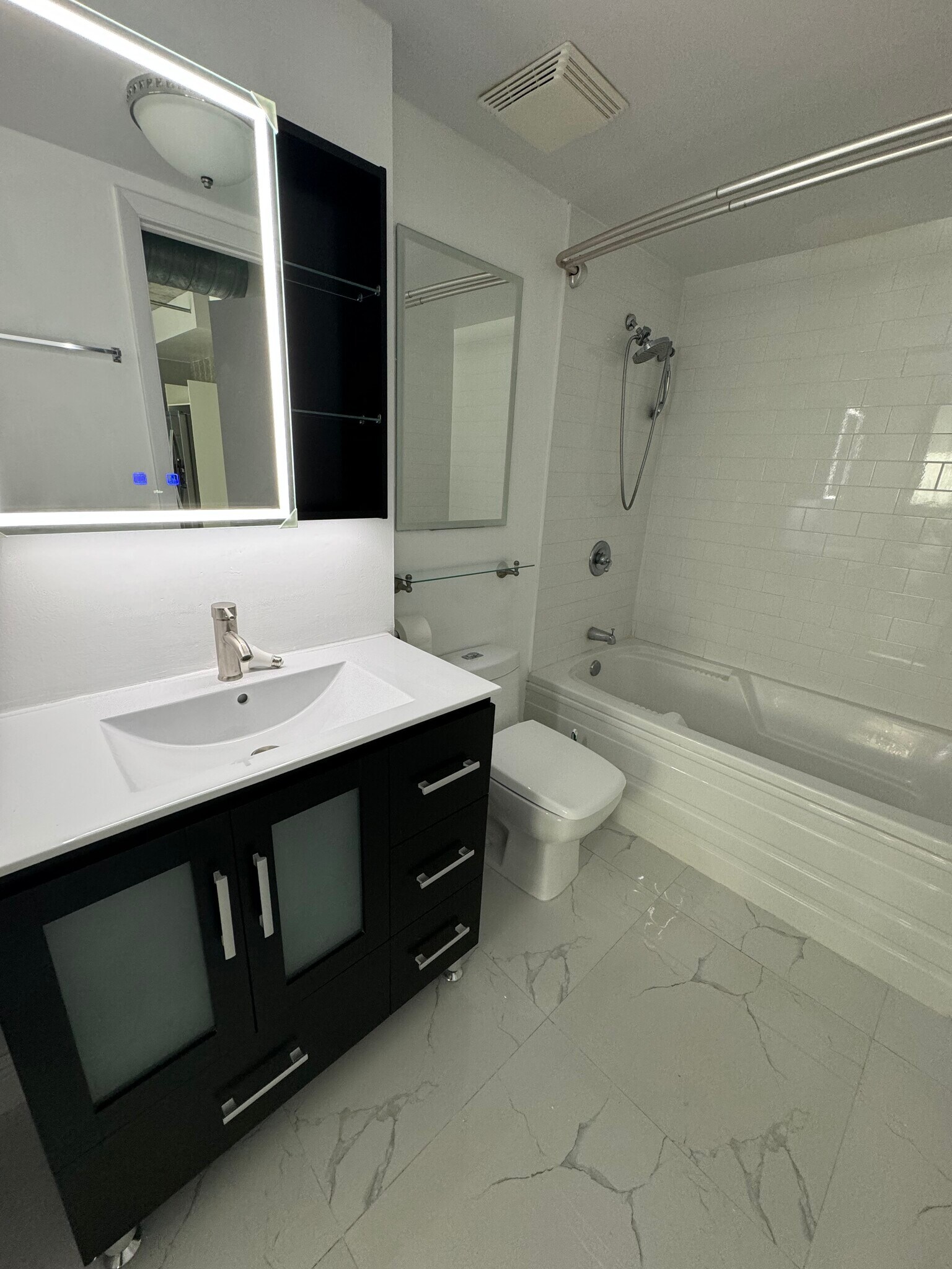 Building Photo - 690 SW 1st Ave