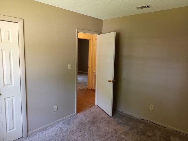 Building Photo - 205 Trailwood Dr