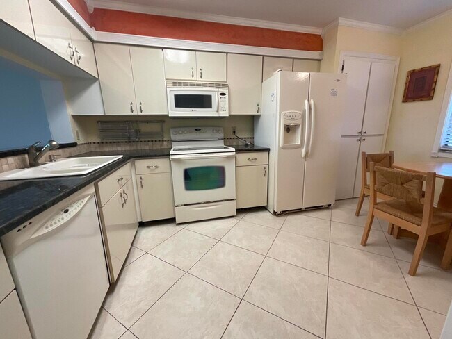 Building Photo - 14475 Strathmore Ln