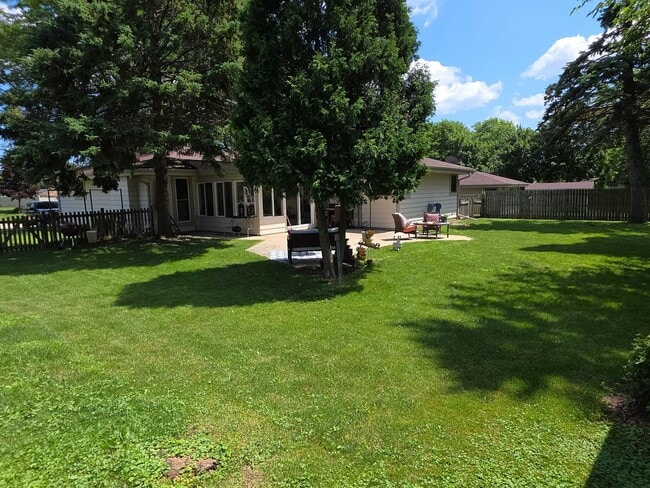 Building Photo - Updated 3 bedroom 2 bathroom Oak Creek ranch