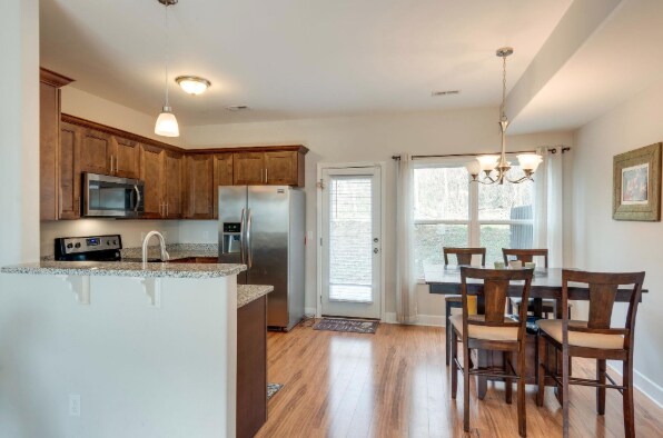 Building Photo - 2043 Pinecrest Dr