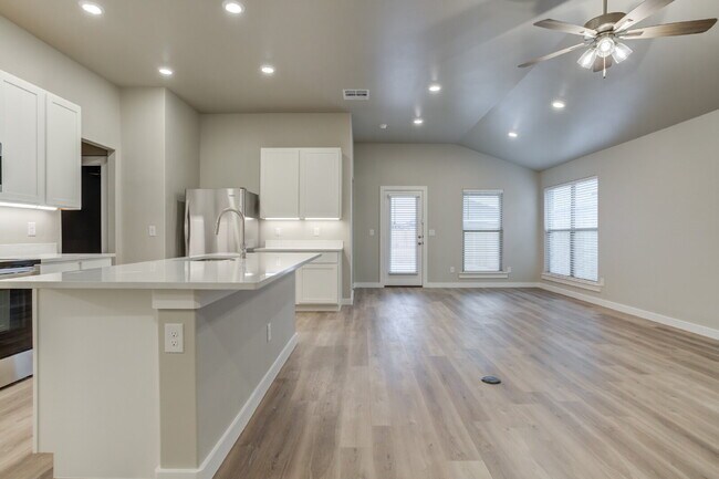 Building Photo - 4 Bed 2 Bath Home in South Lubbock! Extend...
