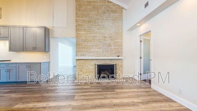 Building Photo - 475 Country Club Dr