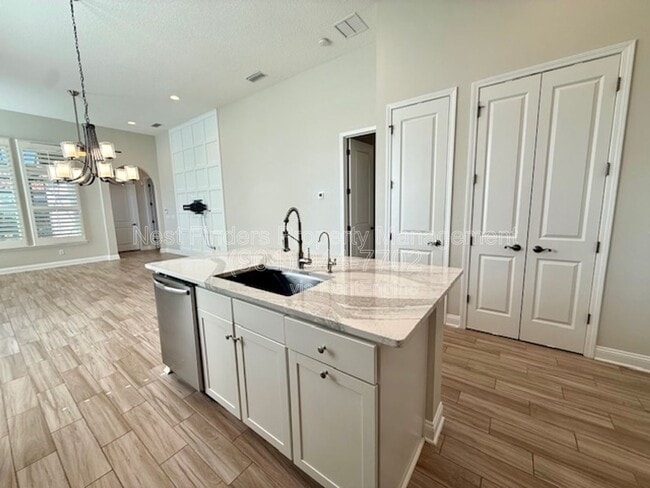 Building Photo - 628 Town Plaza Ave