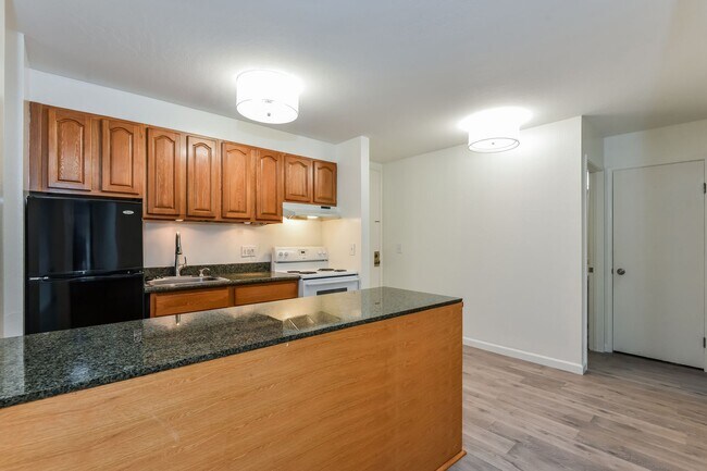 Building Photo - Light And Bright One Bedroom Condo In Oakl...