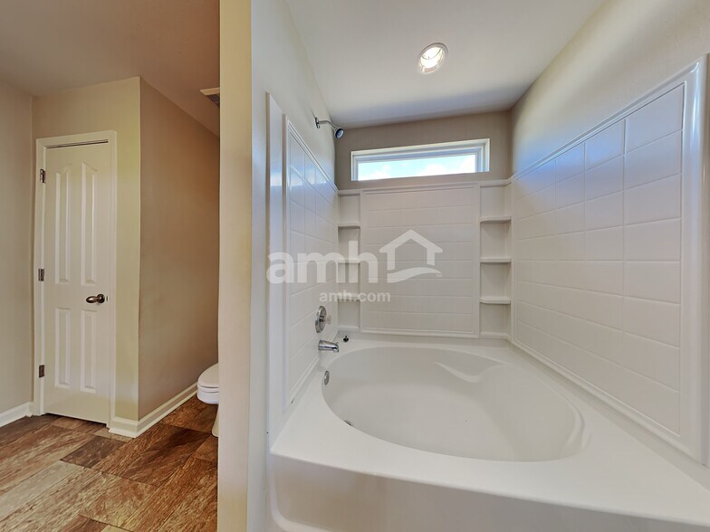 Building Photo - 714 W Parris Ave