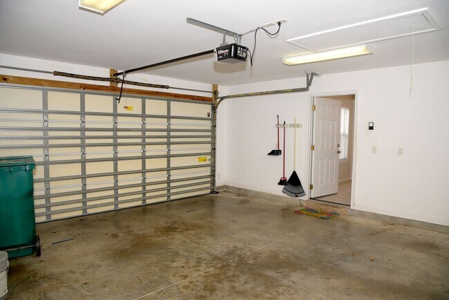 Building Photo - Central Niceville Home with Lawncare Included!
