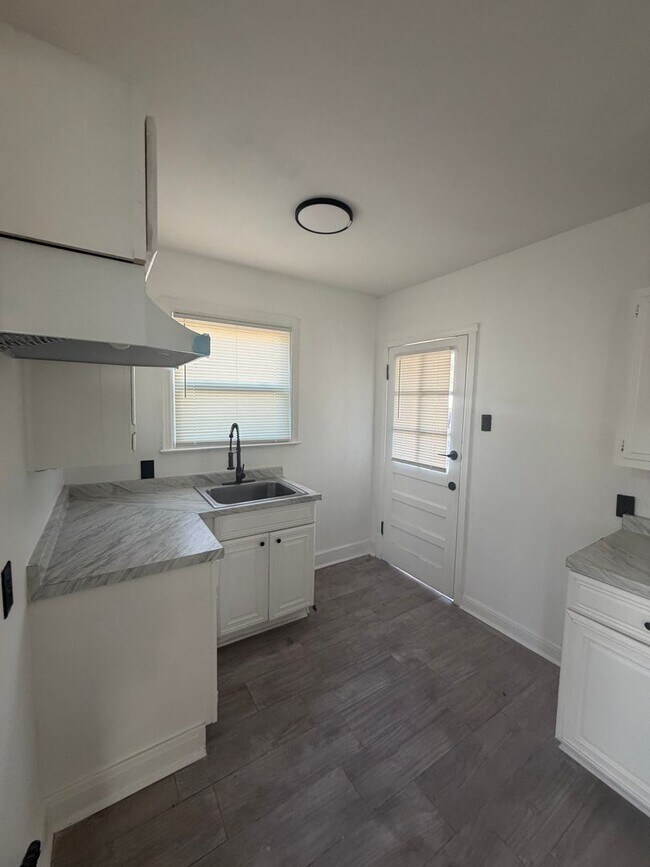 Building Photo - 890 Charles Pl