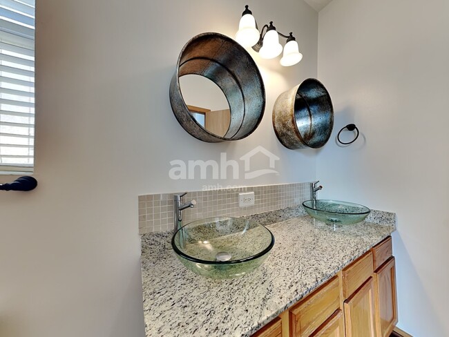 Building Photo - 915 Mission Blvd