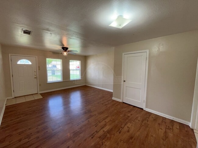 Building Photo - 2-Bedroom Duplex-1606 Duncan Ave