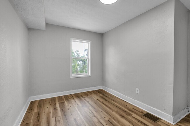 Building Photo - 409 N Oakland Ave