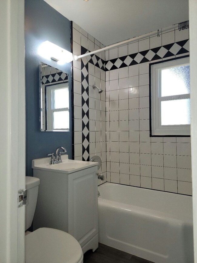 Building Photo - Renovated 2bd/1bth Single Family Home in R...