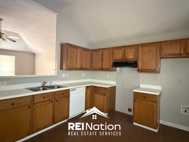 Building Photo - INCREDIBLE LAYOUT! 3BR/2BA Memphis Gem | Vaulted Ceilings & Soaking Tub | Deck & Fenced Yard!
