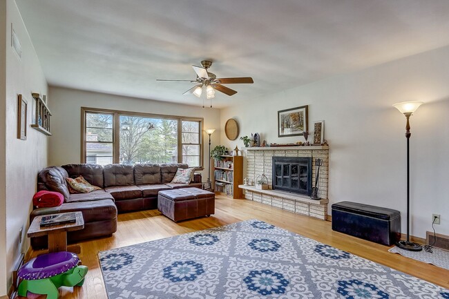 Building Photo - Charming Bi-Level Home in Sunset Village -...