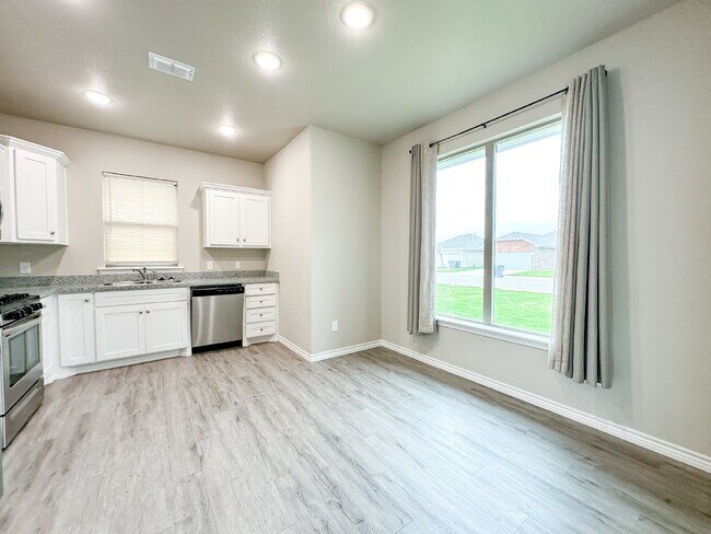Building Photo - Newer Built 3/2/2 in Frenship ISD!