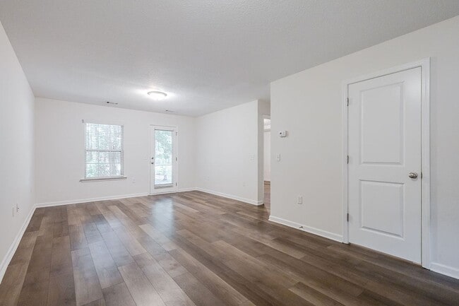 Building Photo - Spacious 3BR Townhome with Main-Level Primary Suite