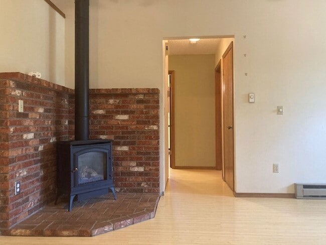 Building Photo - 2 Bedroom Apartment Near MSU! Small Dogs W...
