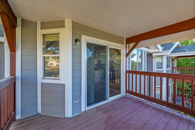 Building Photo - $1,650.00 - 2 Bedrooms, 1.5 Bathrooms Condo in Aurora with Cozy Fireplace!