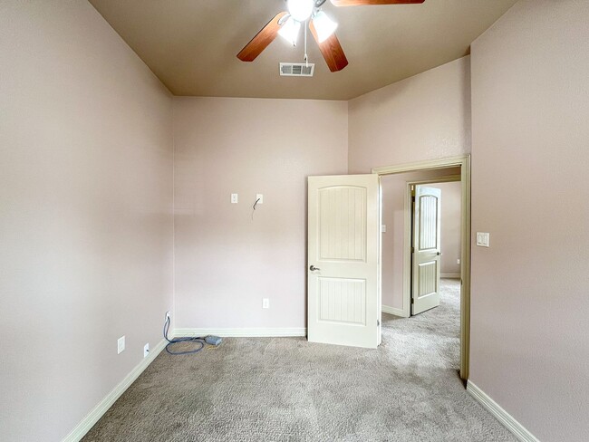 Building Photo - Available NOW This charming 1 story, 3 bedroom, 2 bath house could be your next home! Beautiful c...