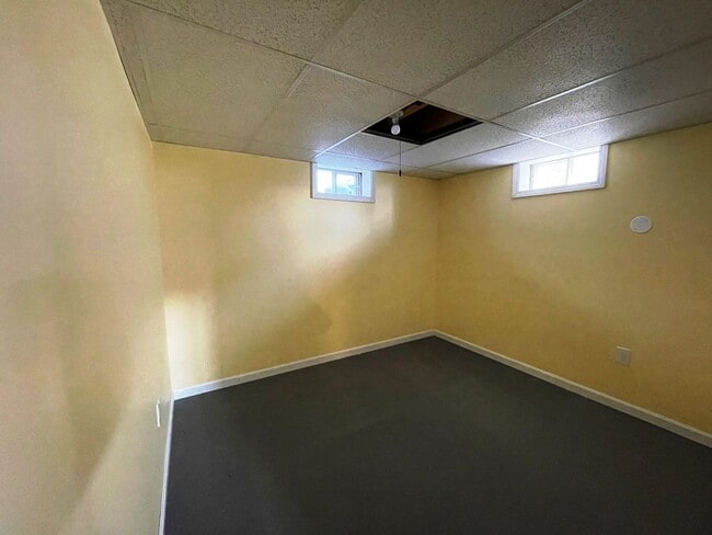 Building Photo - 3-4 Bedroom home in White River Junction