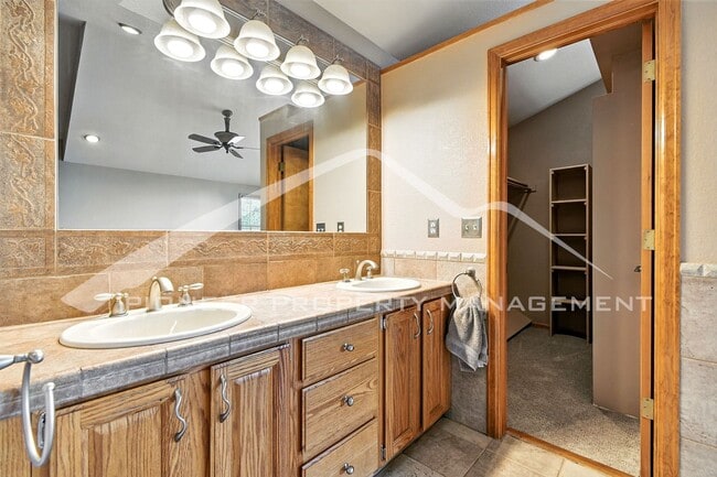 Building Photo - Stunning Home with Central AC and 2-Car Ga...
