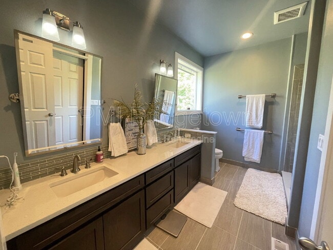 Building Photo - 1723 NW Wonderview Ave