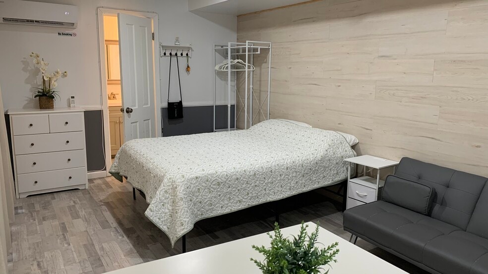 Queen size bed - 644 Sandalwood Dr
