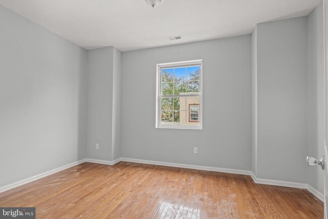 Building Photo - 1132 W Nevada St