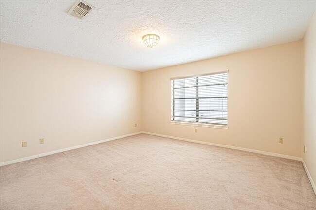 Building Photo - 2306 Potomac Dr