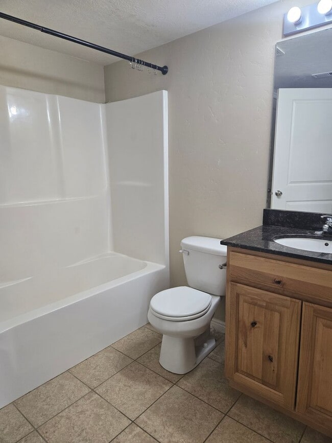 Building Photo - 3 bedroom 2 Bath condo