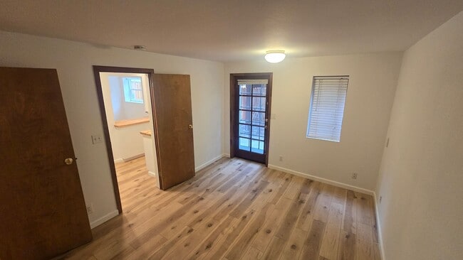 Building Photo - 1 Bedroom Walking Distance to Downtown and...