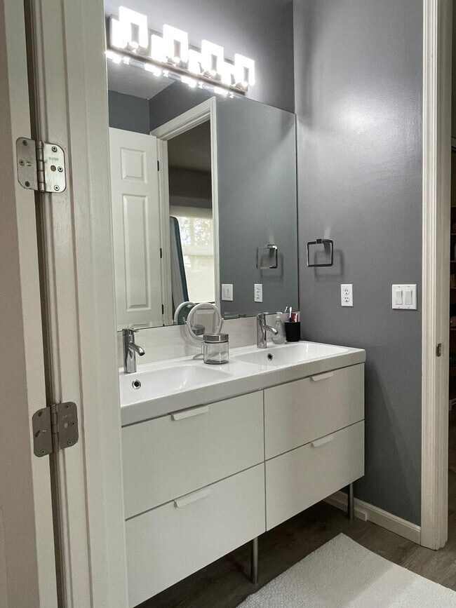 Building Photo - 11710 Paradise Cove Ln