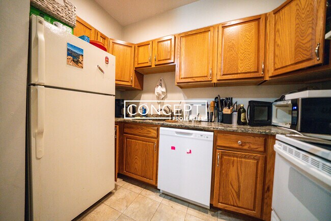 Building Photo - 65 Hemenway St